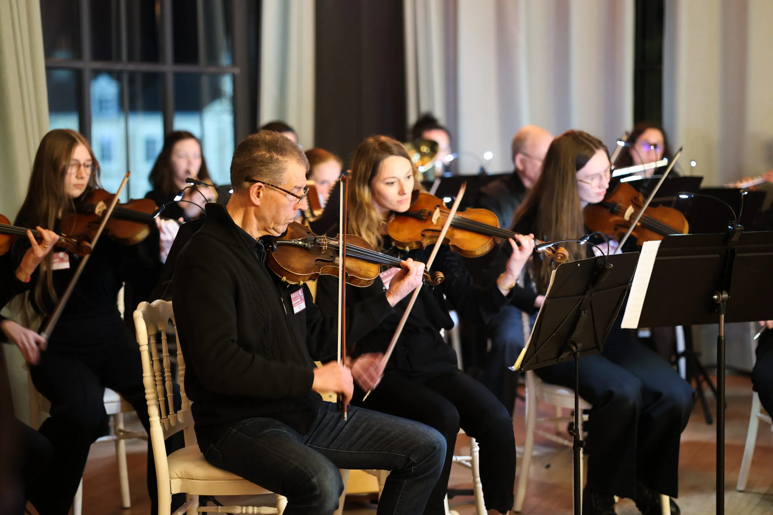 Le pupitre de violons en concert au Château de la Châsse