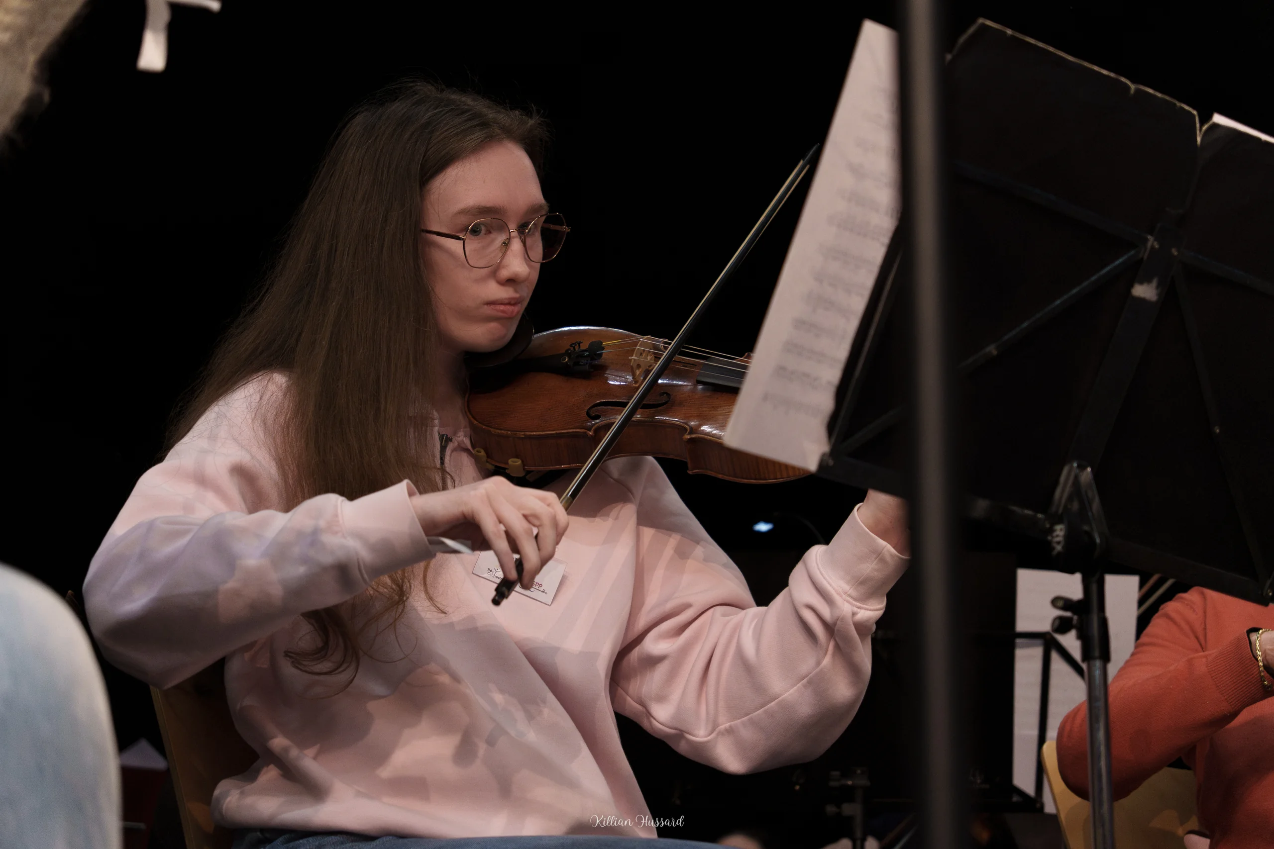 Jeune violoniste suivant sa partition