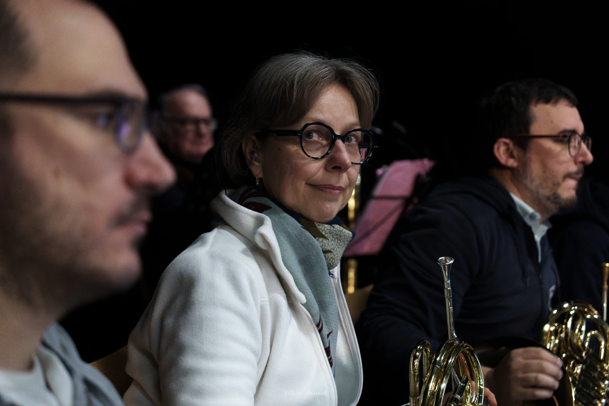Musiciens attendant leur entrée, cors au premier plan